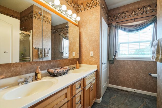 2870 Hunters Ridge Rd, Marion, IA 52302