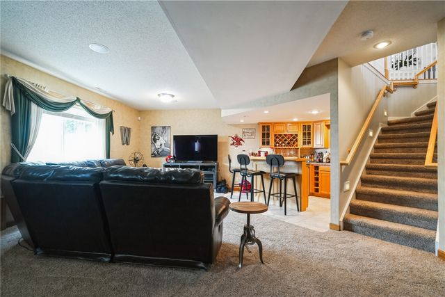 2870 Hunters Ridge Rd, Marion, IA 52302