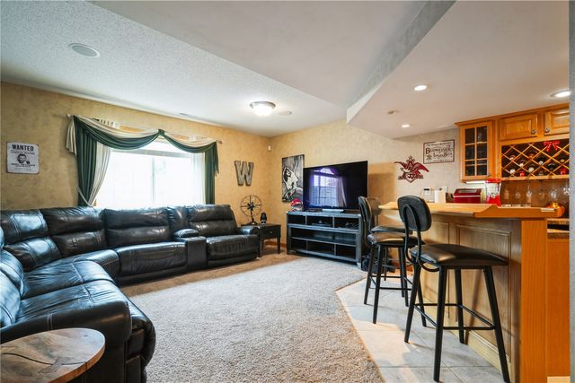 2870 Hunters Ridge Rd, Marion, IA 52302