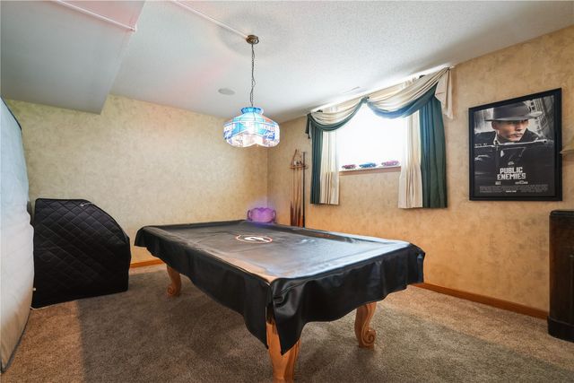 2870 Hunters Ridge Rd, Marion, IA 52302