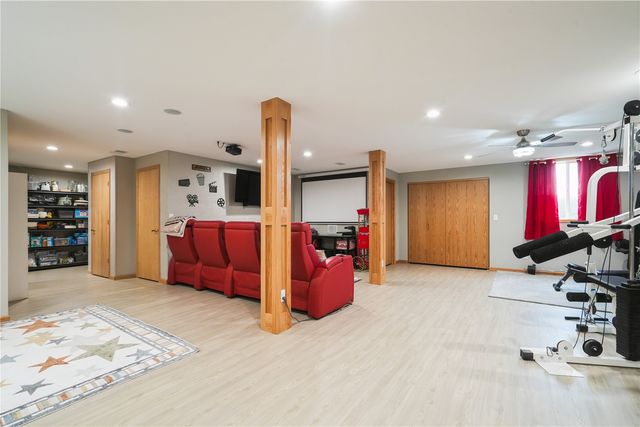 2870 Hunters Ridge Rd, Marion, IA 52302