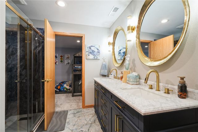 2870 Hunters Ridge Rd, Marion, IA 52302