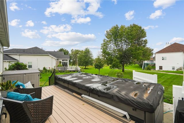 2870 Hunters Ridge Rd, Marion, IA 52302