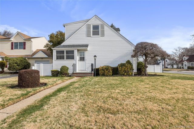 832 Stratford Drive, East Meadow, NY 11554