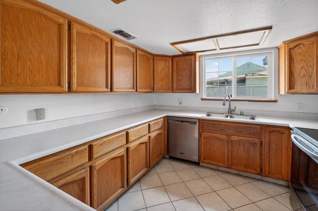 6640 34th, North Highlands, CA 95660