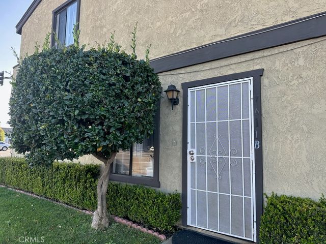 7611 Warner Avenue 2, Huntington Beach, CA 92647