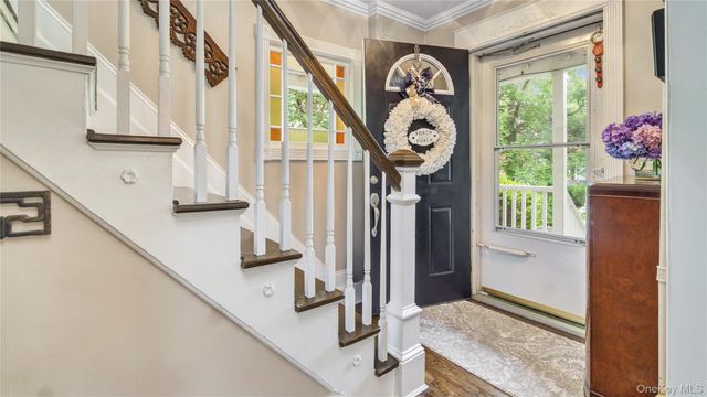 16 Clement Street, Glen Cove, NY 11542