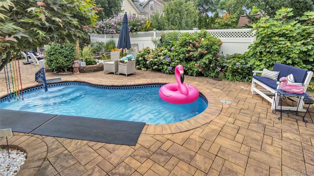 16 Clement Street, Glen Cove, NY 11542