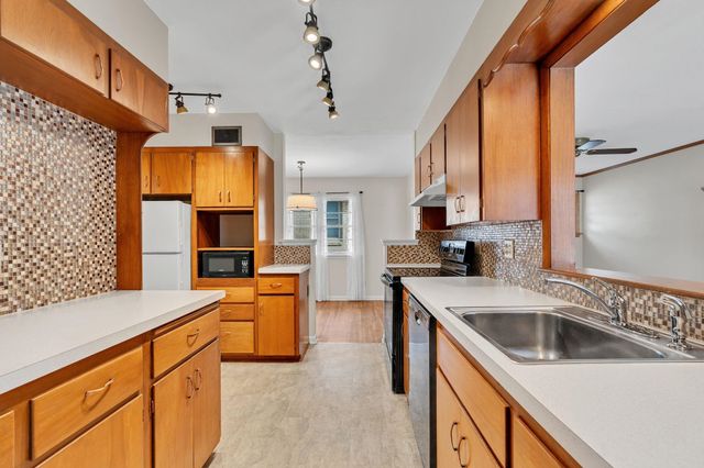 708 S Fabrique Dr, Wichita, KS 67218