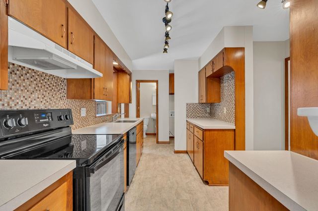 708 S Fabrique Dr, Wichita, KS 67218