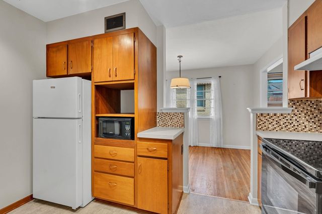 708 S Fabrique Dr, Wichita, KS 67218