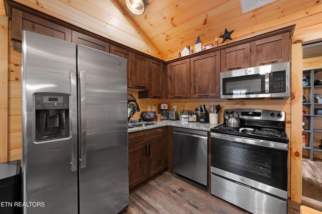 513 Golf Rd, Pigeon Forge, TN 37863