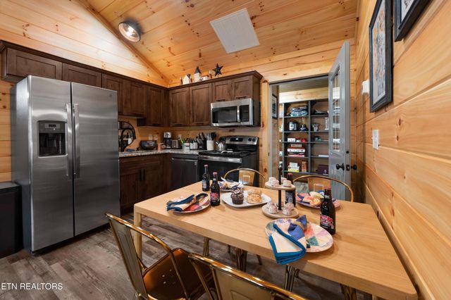 513 Golf Rd, Pigeon Forge, TN 37863