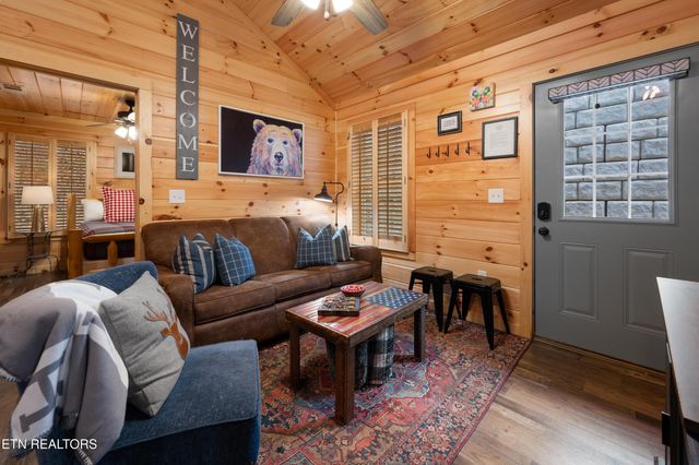 513 Golf Rd, Pigeon Forge, TN 37863