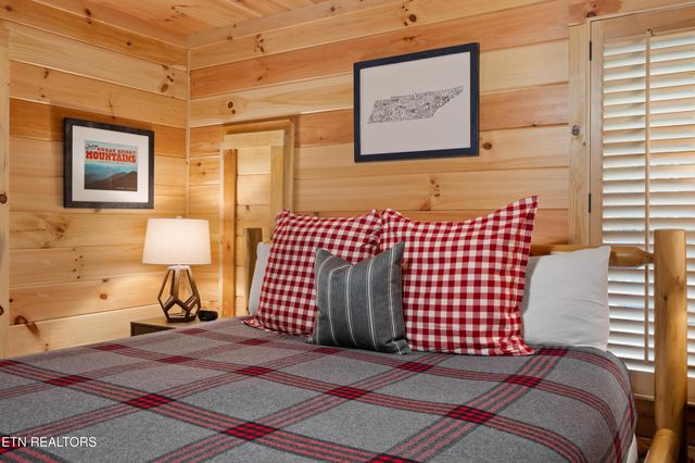 513 Golf Rd, Pigeon Forge, TN 37863