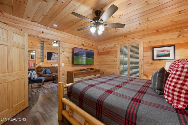 513 Golf Rd, Pigeon Forge, TN 37863