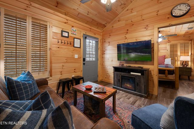513 Golf Rd, Pigeon Forge, TN 37863