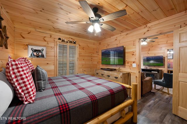 513 Golf Rd, Pigeon Forge, TN 37863