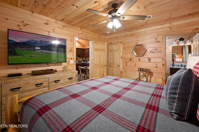 513 Golf Rd, Pigeon Forge, TN 37863