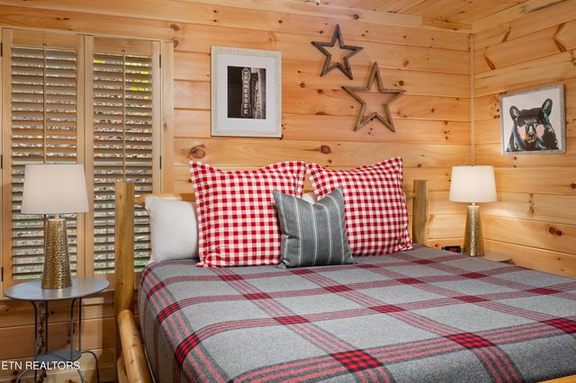 513 Golf Rd, Pigeon Forge, TN 37863
