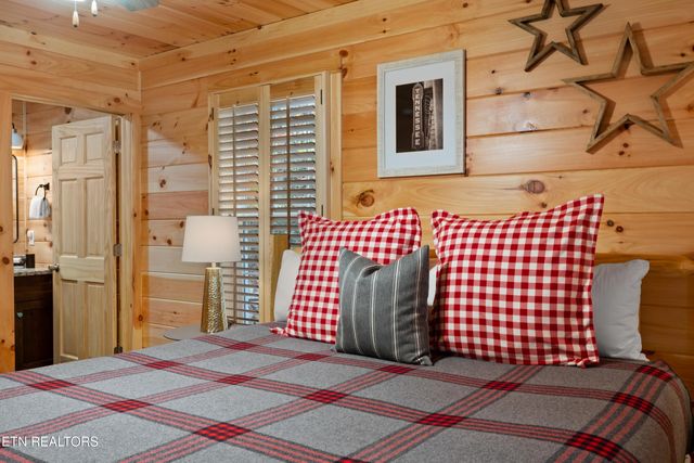 513 Golf Rd, Pigeon Forge, TN 37863
