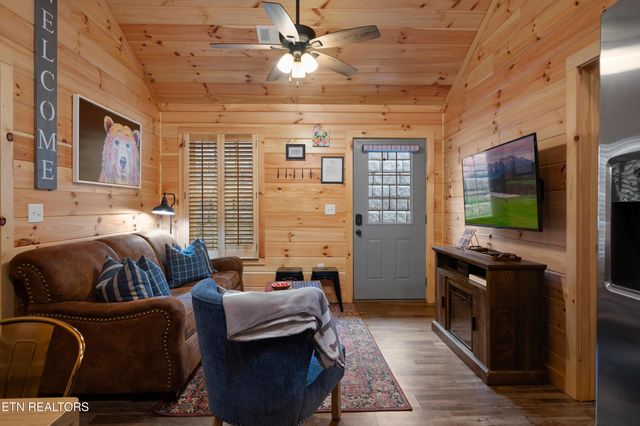 513 Golf Rd, Pigeon Forge, TN 37863