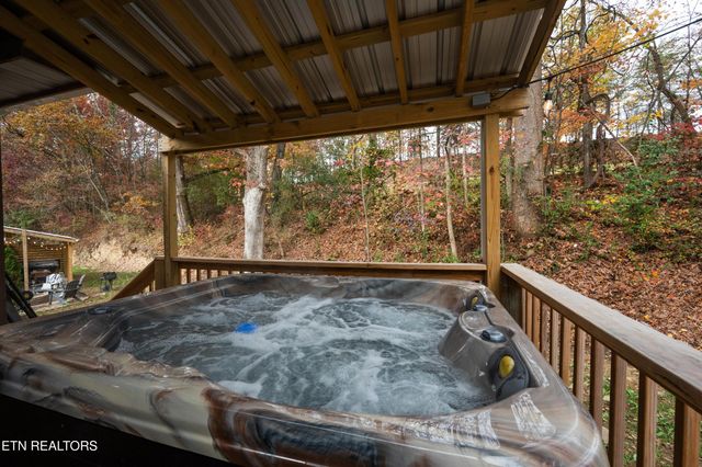 513 Golf Rd, Pigeon Forge, TN 37863