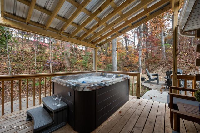 513 Golf Rd, Pigeon Forge, TN 37863