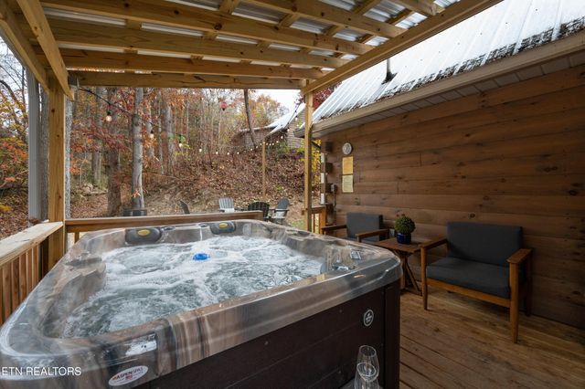 513 Golf Rd, Pigeon Forge, TN 37863