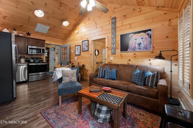 513 Golf Rd, Pigeon Forge, TN 37863