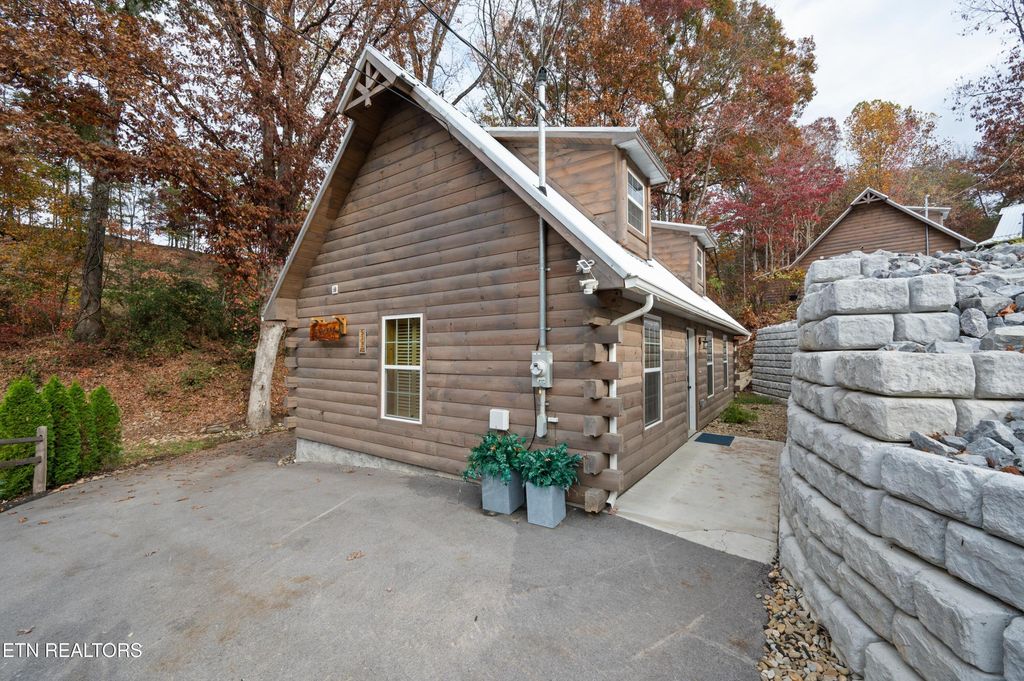 513 Golf Rd, Pigeon Forge, TN 37863