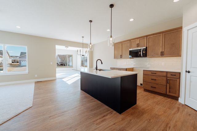 6225 College Avenue, Davenport, IA 52807