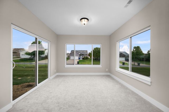 6225 College Avenue, Davenport, IA 52807