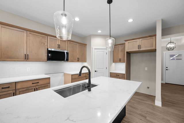 6225 College Avenue, Davenport, IA 52807