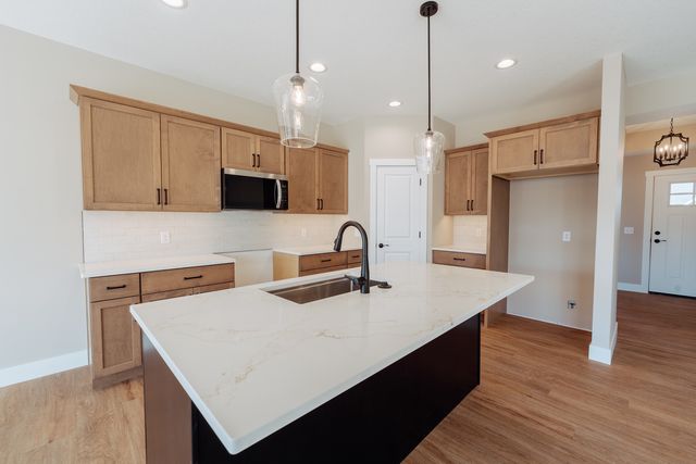 6225 College Avenue, Davenport, IA 52807