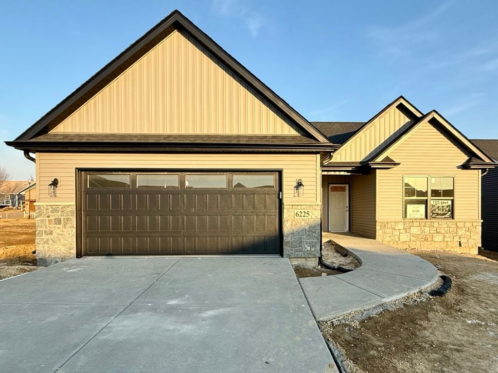 6225 College Avenue, Davenport, IA 52807