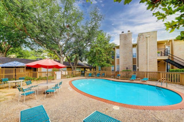 718 Bering Drive B, Houston, TX 77057