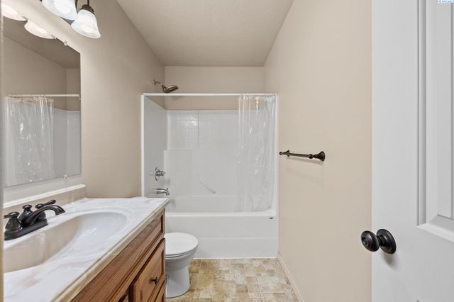 117 S Tweedt Pl, Kennewick, WA 99336