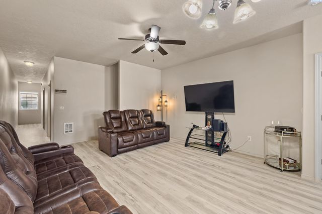 117 S Tweedt Pl, Kennewick, WA 99336