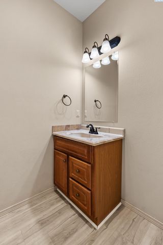 117 S Tweedt Pl, Kennewick, WA 99336