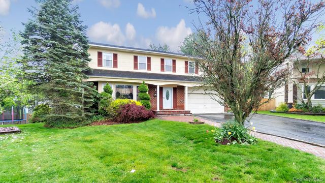 47 Carriage Road, Roslyn, NY 11576