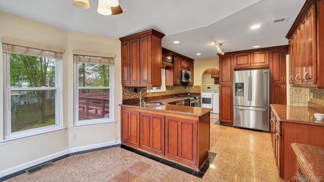 47 Carriage Road, Roslyn, NY 11576