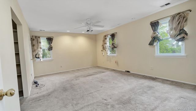 47 Carriage Road, Roslyn, NY 11576