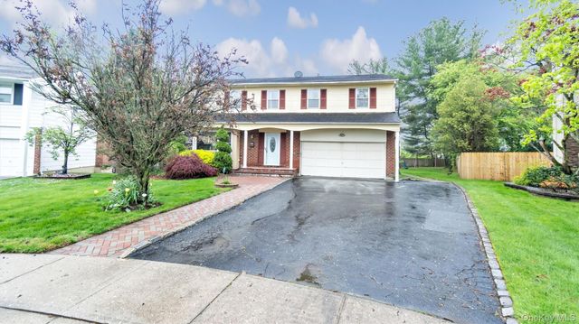 47 Carriage Road, Roslyn, NY 11576