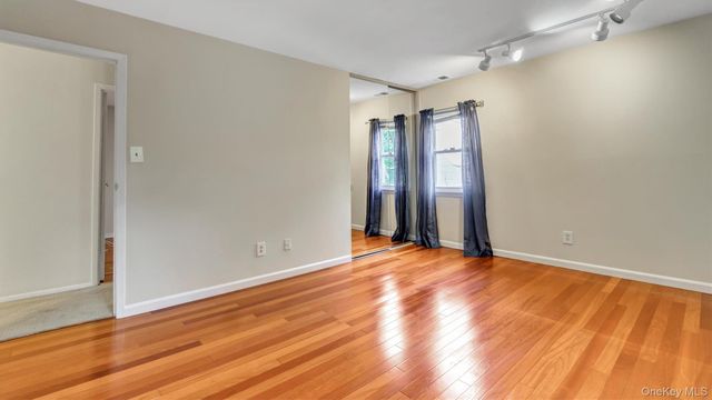 47 Carriage Road, Roslyn, NY 11576