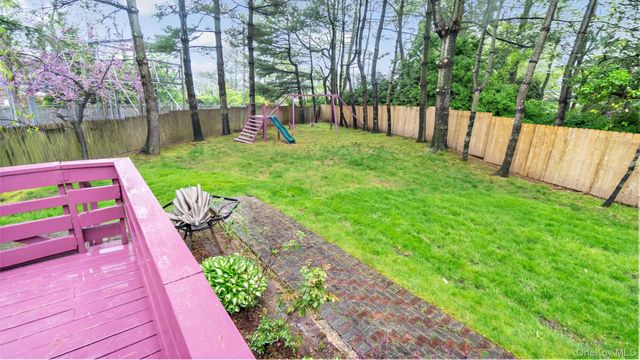47 Carriage Road, Roslyn, NY 11576