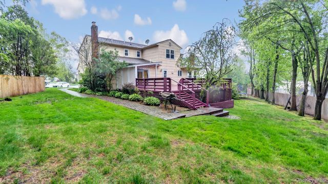 47 Carriage Road, Roslyn, NY 11576