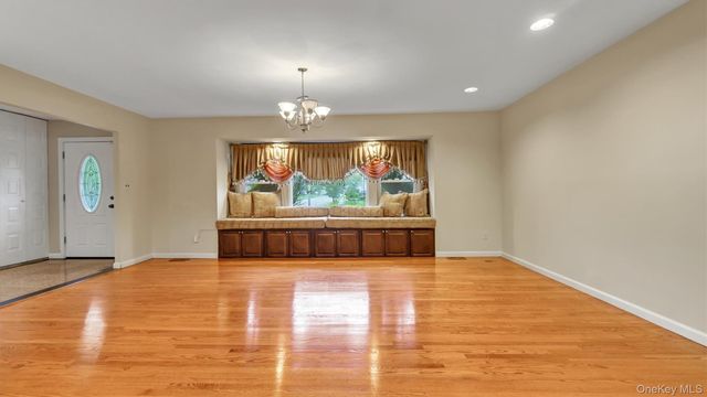 47 Carriage Road, Roslyn, NY 11576