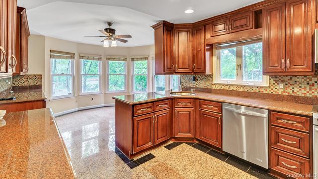 47 Carriage Road, Roslyn, NY 11576
