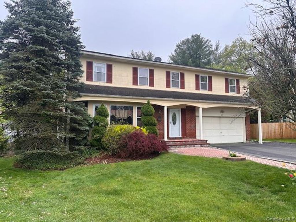 47 Carriage Road, Roslyn, NY 11576